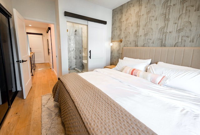 white-bed-linen-on-bed-in-brown-neutral-room white-bed-linen-on-bed-in-brown-neutral-room